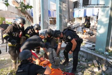 Окупанти розбомбили автовокзал у Запоріжжі – кількість постраждалих зростає (фото, відео)