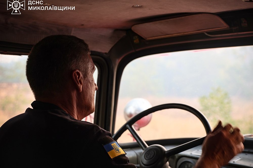 Масштабна пожежа на Миколаївщині триває вже майже добу: горить ліс (фото)