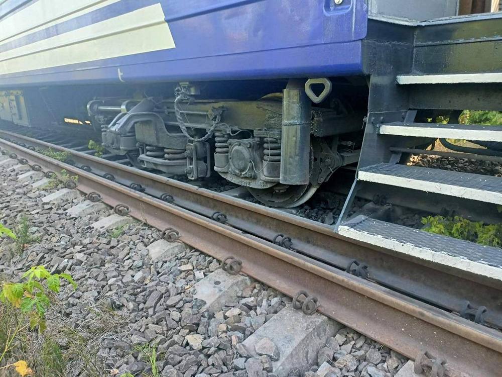 Три вагони пасажирського поїзда зійшли з рейок на Закарпатті: що відомо