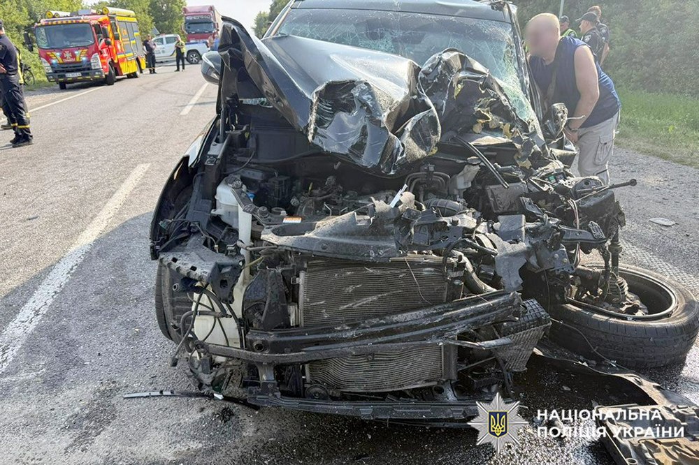 Внаслідок зіткнення автобуса і автівки багато постраждалих – масова ДТП у Хмельницькій області 