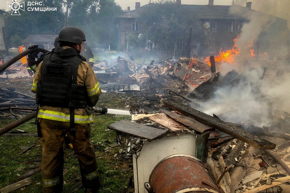 Окупанти атакували рятувальників у Сумській області, виникла пожежа (фото)