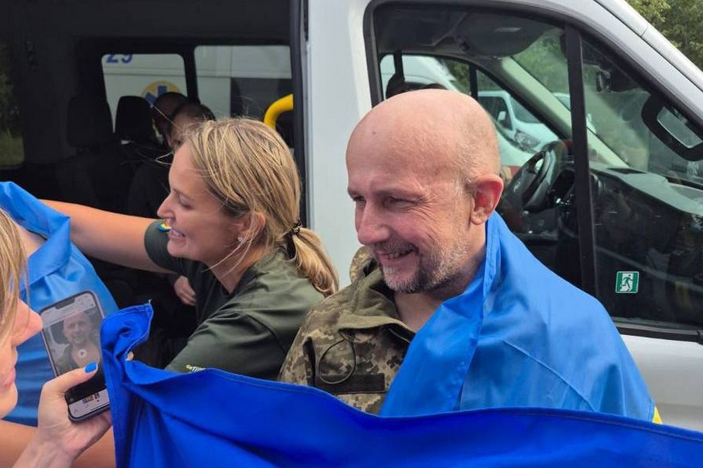 Відбувся обмін полоненими 24 серпня: серед звільнених екс-мер Херсона, двоє журналістів, медик та військові (фото)