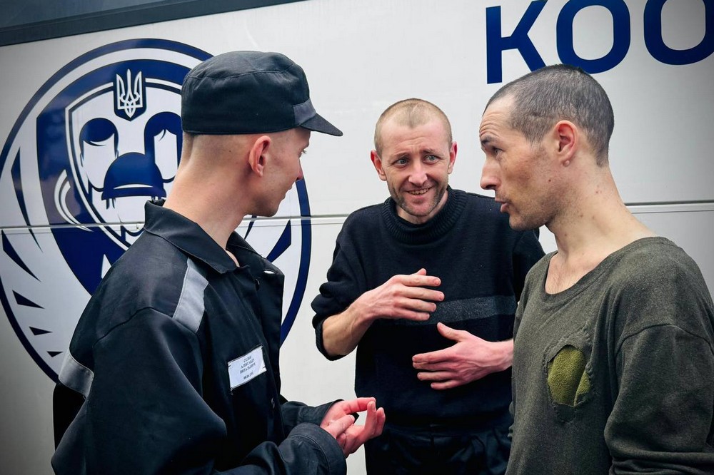 Відбувся обмін полоненими 24 серпня: серед звільнених екс-мер Херсона, двоє журналістів, медик та військові (фото)