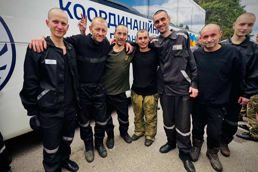 Відбувся обмін полоненими 24 серпня: серед звільнених екс-мер Херсона, двоє журналістів, медик та військові (фото)