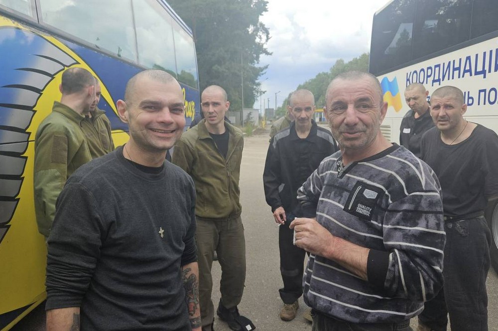Відбувся обмін полоненими 24 серпня: серед звільнених екс-мер Херсона, двоє журналістів, медик та військові (фото)