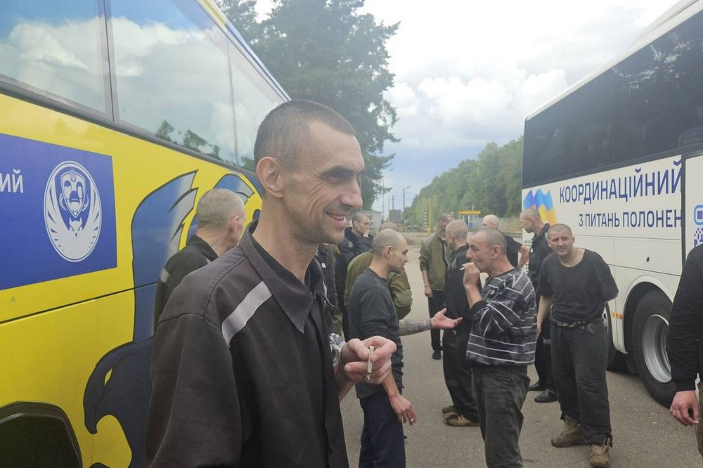 Відбувся обмін полоненими 24 серпня: серед звільнених екс-мер Херсона, двоє журналістів, медик та військові (фото)