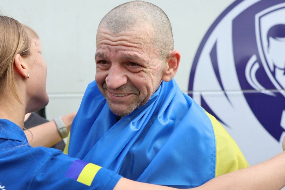 Відбувся обмін полоненими 24 серпня: серед звільнених екс-мер Херсона, двоє журналістів, медик та військові (фото)