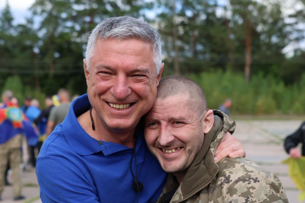 Відбувся обмін полоненими 24 серпня: серед звільнених екс-мер Херсона, двоє журналістів, медик та військові (фото) 1 Відбувся обмін полоненими 24 серпня