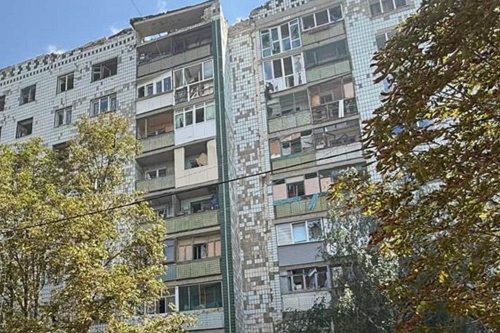 Ворог протягом 40 хвилин бомбардував Костянтинівку: побито 21 багатоповерхівку, є поранені (фото)
