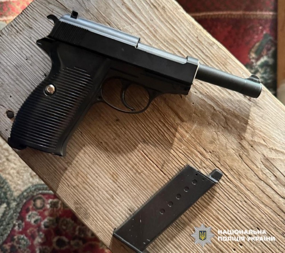 Вистрілив у 5-річну дитину, а влучив у матір: інцидент на Львівщині розслідує поліція