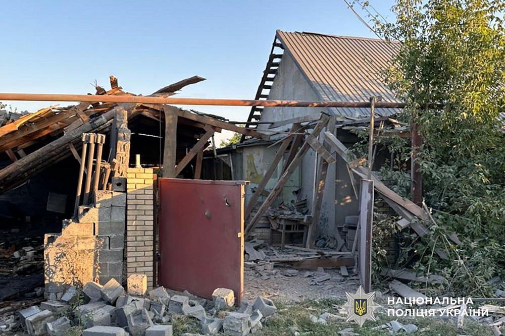 Ворог вдарив дроном по автомобілю пошти, пошкоджено будинки , магазин – є загиблі і поранені внаслідок обстрілів Донеччини