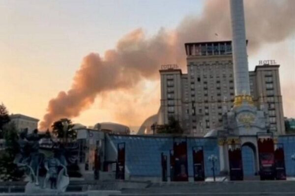У Києві горить Кабмін після атаки, серед загиблих немовля, багато поранених – все, що відомо (фото)