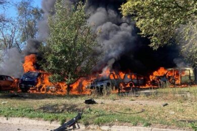 Ворог масовано атакував Запоріжжя вдень 23 вересня: є жертви, палають автівки і будівлі