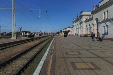 Росія атакувала великий залізничний вузол: поранено залізничників, затримуються потяги: список