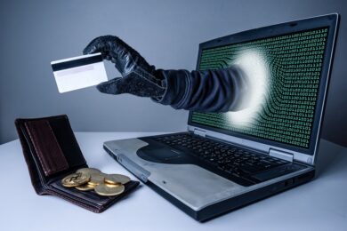 Продають речі в інтернеті і втрачають гроші: українців попередили про поширену шахрайську схему