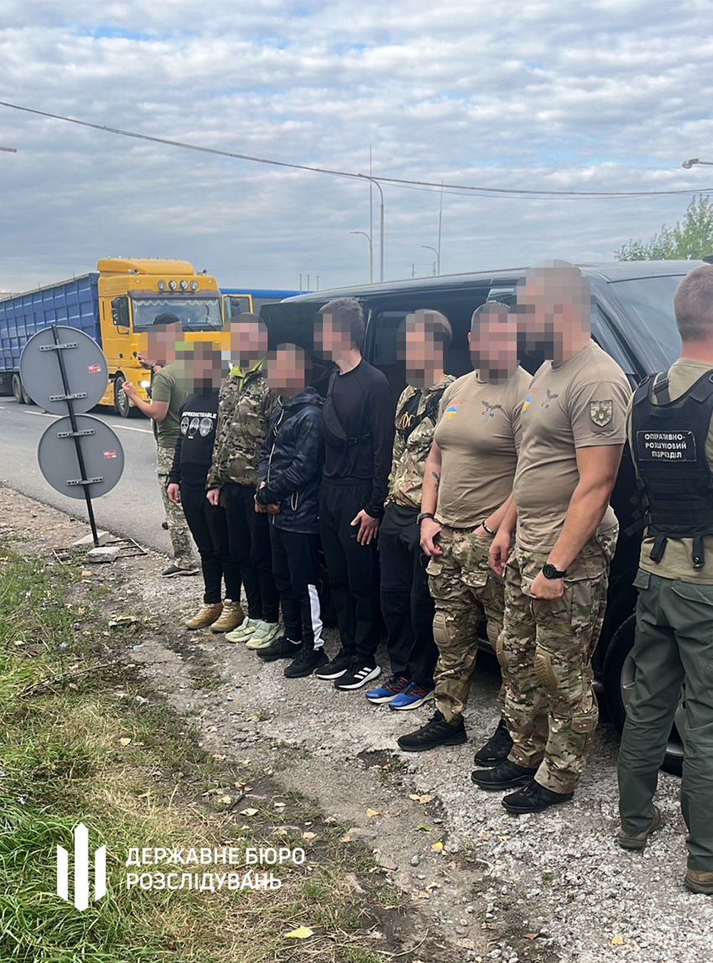 Перевозив «ухилянтів» під виглядом спецпризначенців – ДБР викрило поліцейського у Києві
