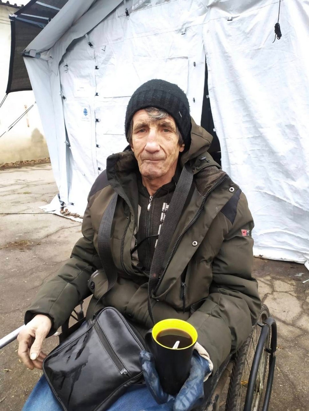 Коли їжа почала закінчуватися, він попросив забрати котів…»: на прифронтових територіях щодня історії до сліз – вони про людяність…