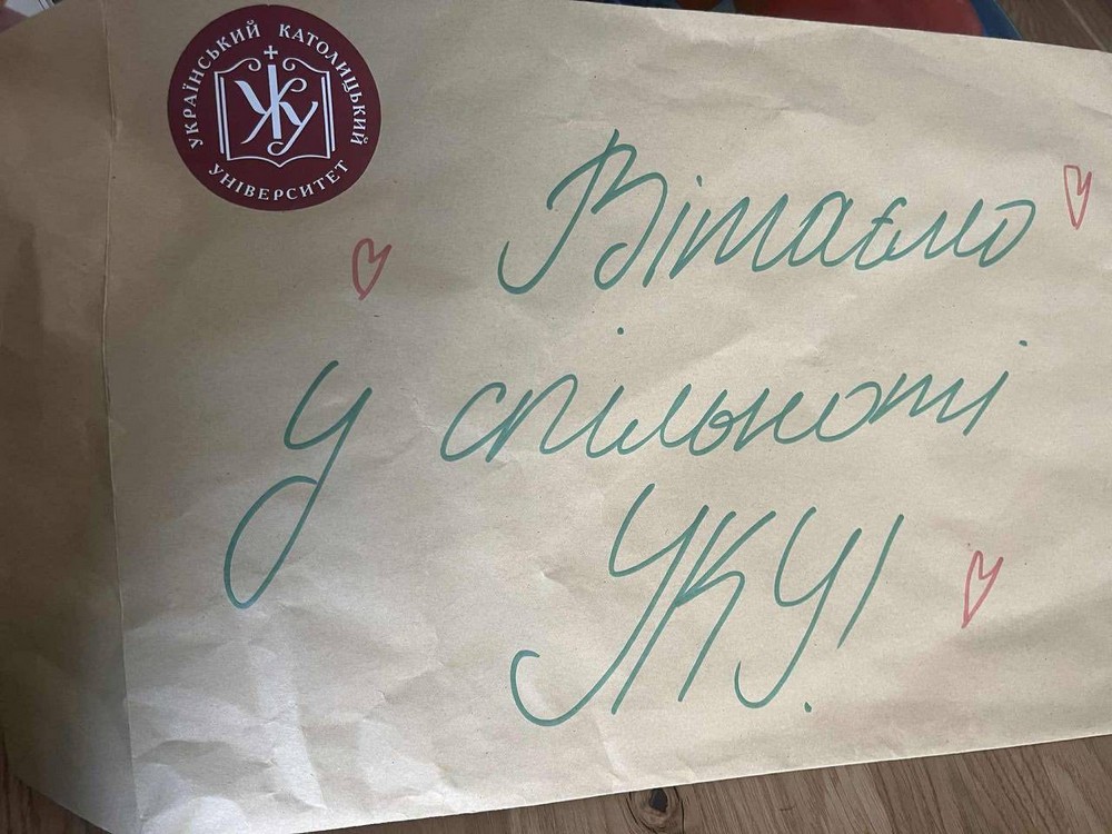Скандал навколо УКУ у Львові: доньку режисерки Ворожбит не заселили до гуртожитку нібито через емодзі ЛГБТ. Що кажуть в університеті?