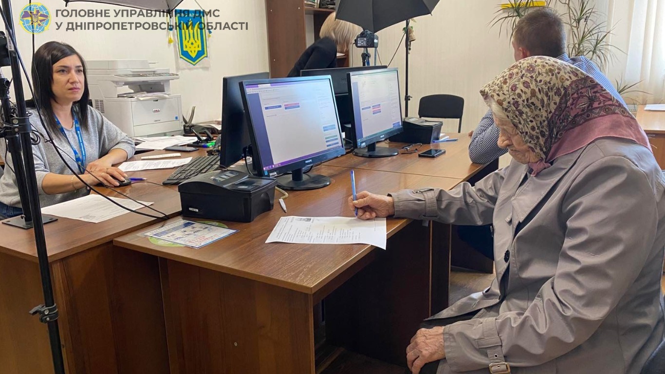 101-річна бабуся оформила закордонний паспорт на Дніпропетровщині 1 101-річна бабуся оформила закордонний паспорт на Дніпропетровщині