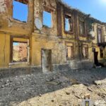 Сьогодні вбили двох чоловіків на скутері, вчора поранили 14 людей, нищать історичну забудову: жахливі злочини окупантів на Херсонщині (фото)