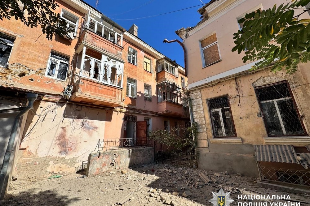 Сьогодні вбили двох чоловіків на скутері, вчора поранили 14 людей, нищать історичну забудову: жахливі злочини окупантів на Херсонщині (фото)