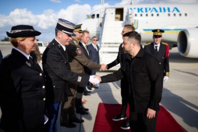 Зеленський сьогодні у Парижі візьме участь у зустрічі коаліції рішучих, зателефонують Трампу: яка програма