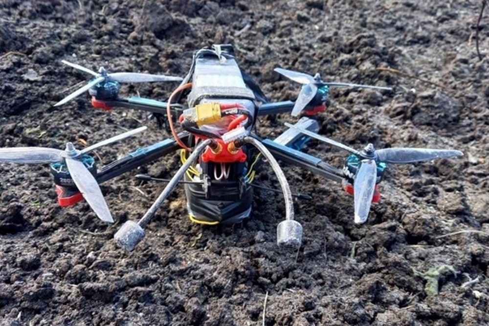 Четверо чоловіків розбирали FPV-дрон: двоє загинули, а двоє важко травмовані – подробиці трагедії на Харківщині 1 Четверо чоловіків розбирали FPV-дрон: двоє загинули, а двоє важко травмовані – подробиці трагедії на Харківщині