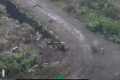 Видаючи себе за російського військового,
