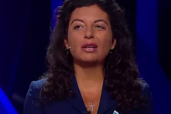 Головна пропагандистка Кремля Симоньян, чоловік якої вже понад 8 місяців знаходиться у комі, заявила що тепер і у неї діагностували «страшну важку хворобу». Про це вона сказала в ефірі ще одного пропагандиста Солов’йвова. А ролік зі своїм монологом Симоньян виклала у особистому телеграм-каналі, передають «Новини України – НСН». Пропагандистка сказала, що не збиралася іти на ефір, і взагалі не знала, чи прийде коли-небудь ще. Але вона зустрілася з "патріархом" РПЦ Кирилом, який підтримав її, надихнув на боротьбу і нагородив орденом. І вона вирішила взяти участь в ефірі, де і розповіла про свою хворобу. Головна пропагандистка Кремля Симоньян сказала, що важко хвора Пропагандистка країни-агресора РФ Маргарита Симоньян 7 вересня в ефірі Соловйова на каналі «Россия 1» заявила, що на цьому тижні лікарі виявили в неї "страшну тяжку хворобу". Вона не уточнила яку, проте у своїй подальшій пропагандистській промові натякнула на хірургічне втручання на грудях. Пропагандистка розповіла, що 8 вересня її прооперують. "У мене завтра операція – саме ось тут, під цим орденом", – сказала Симоньян Потім у своїй промові вона згадувала різні випадки так званого «прояву руського духу». Серед прикладів була і історія про дівчат з «молодої гвардії», яким вороги відрізали груди. «І робили це не так, як мені робитимуть, під наркозом, а наживу», - сказала Симоньян, з чого можна зрозуміти, яку саме операцію їй робитимуть Що ж, якщо це все не вигадки пропагандистки заради піару, можна сказати лише одне: карма не забарилася. Коли чоловік пропагандистки Тигран впав у кому, рашистка не побачила у цьому попередження долі і не зупинилася. Її чорний рот продовжував підтримувати загарбницьку війну Путіна. Тепер прилетів і другий бумеранг у їх дім, побудований за криваві гроші Кремля.