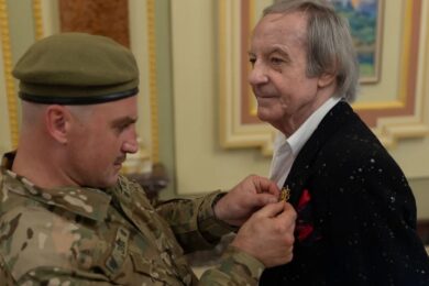 Має позивний Зіна і не