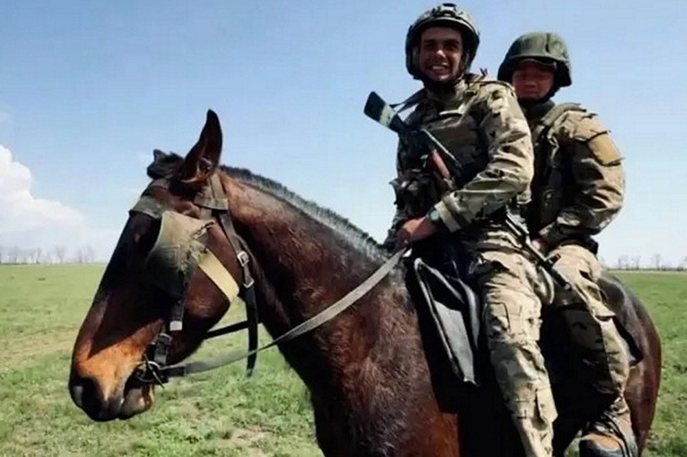 На росії заявили про плани використання коней на війні