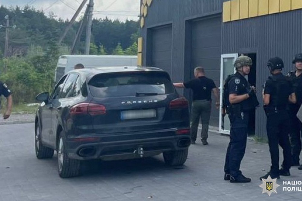 Стрілянина в автосервісі на Львівщині: двоє загиблих – що відомо (відео) 1 Стрілянина в автосервісі на Львівщині: двоє загиблих – що відомо (відео)