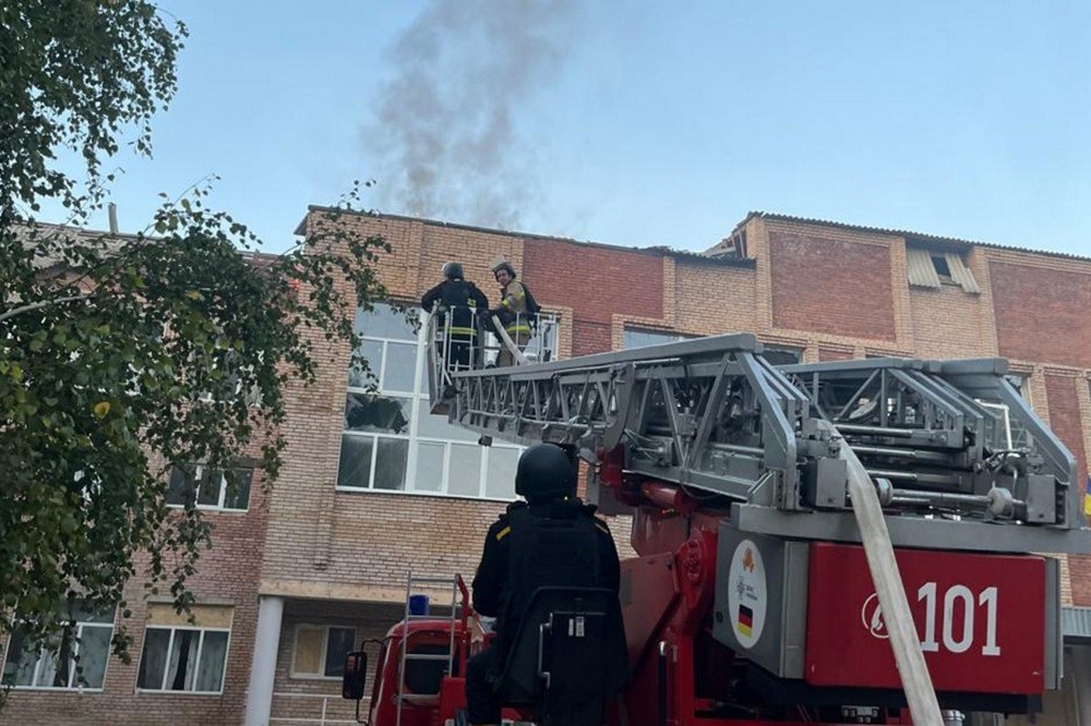 Рятувальники потрапили під повторний удар – Краматорськ масовано атакували ворожі дрони 1 Рятувальники потрапили під повторний удар – Краматорськ масовано атакували ворожі дрони