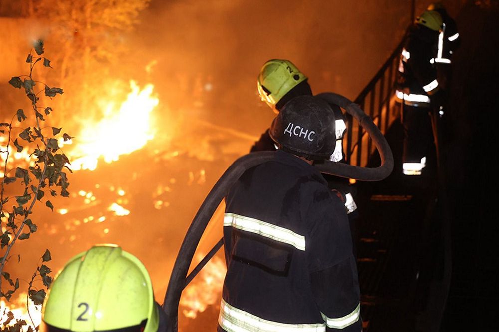 Нічна повітряна атака 14 вересня: під удар потрапили рятувальники, виникла пожежа на підприємстві – все, що відомо (фото) 1 Нічна повітряна атака 14 вересня
