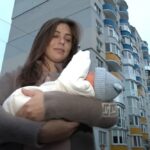 “Сказала подрузі: “Лови!” – жінка народила дитину під під’їздом будинку у Чернігові