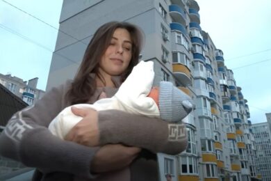 “Сказала подрузі: “Лови!” – жінка народила дитину під під’їздом будинку у Чернігові