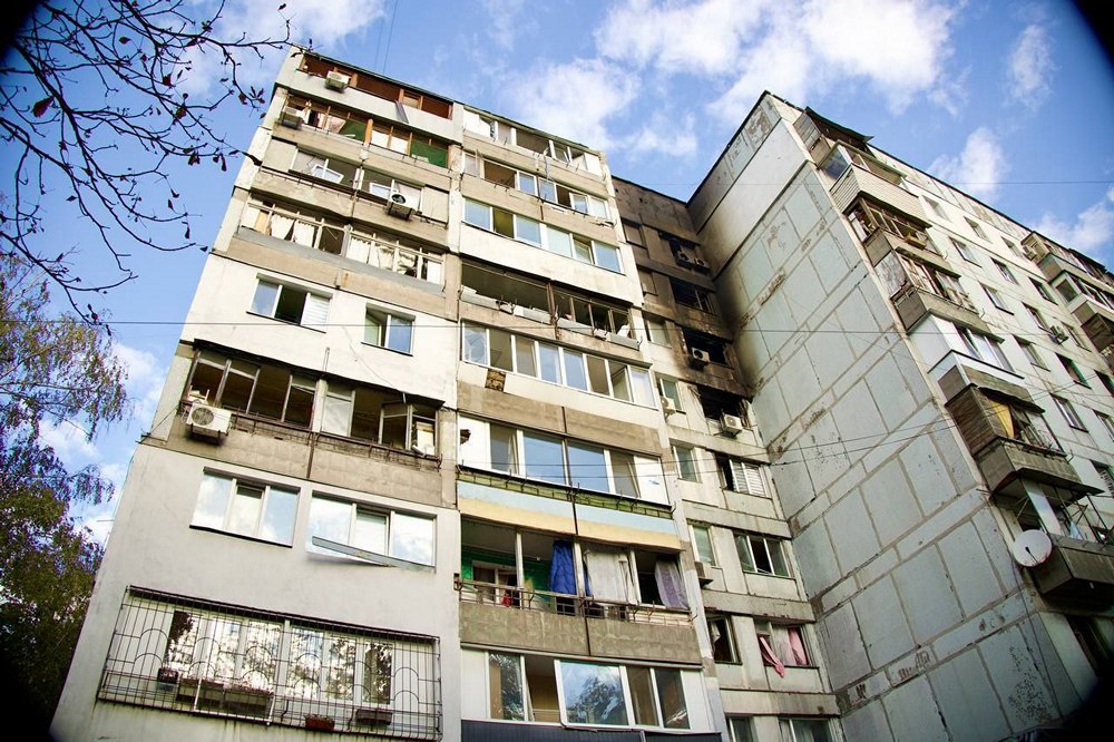 Ворожа ракета влучила у багатоповерхівку у Дніпрі