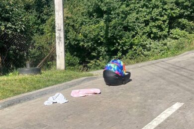 Забув люльку з немовлям на даху авто і поїхав – подробиці події у Львові