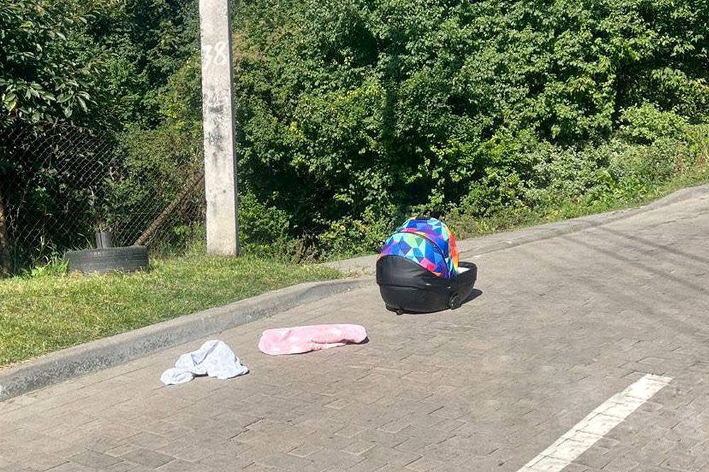 Забув люльку з немовлям на даху авто і поїхав – подробиці події у Львові 1 Забув люльку з немовлям на даху авто і поїхав – подробиці події у Львові