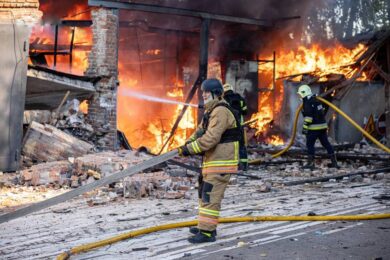 Влучання в різних частинах міста – окупанти масовано атакували Суми