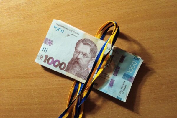 пачка грошей і стрічка