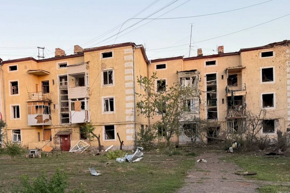 Окупанти вдарили по багатоповерхівкам у Дружківці: поранили 7 людей, у тому числі дитину (фото) 1 Окупанти вдарили по багатоповерхівкам у Дружківці: поранили 7 людей, у тому числі дитину (фото)