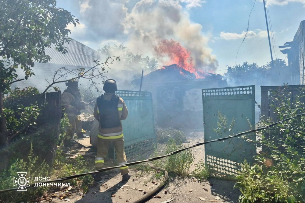 Окупанти вдарили по багатоповерхівкам у Дружківці: поранили 7 людей, у тому числі дитину (фото)