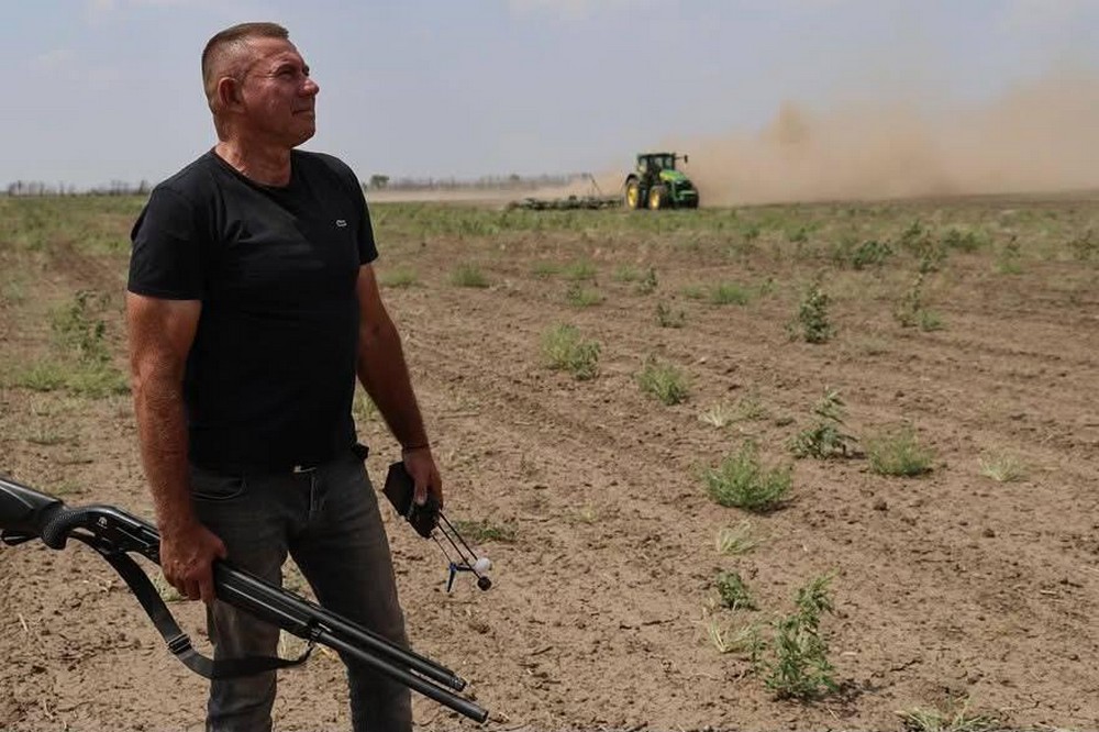 Окупанти вбили легендарного фермера, який з рушниці збивав ворожі дрони на Херсонщині 1 Окупанти вбили легендарного фермера, який з рушниці збивав ворожі дрони на Херсонщині