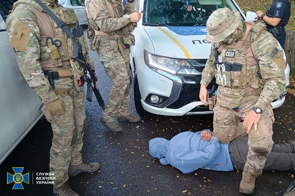 Затримано «екссмотрящого» за Оленівською колонією та його спільників, які тероризували декілька регіонів України. Фігуранти вимагали гроші з підприємців під виглядом повернення неіснуючих боргів. У разі відмови платити «данину» – рекетири погрожували фізичною розправою потерпілим та їхнім родичам