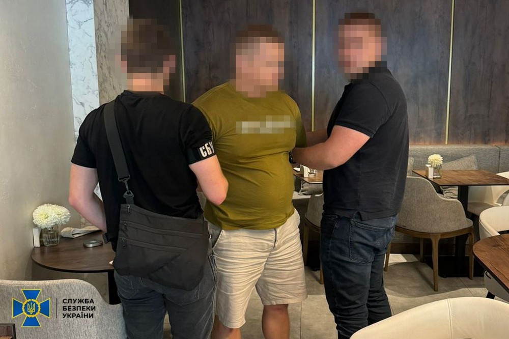 Затримано «екссмотрящого» за Оленівською колонією та його спільників, які тероризували декілька регіонів України. Фігуранти вимагали гроші з підприємців під виглядом повернення неіснуючих боргів. У разі відмови платити «данину» – рекетири погрожували фізичною розправою потерпілим та їхнім родичам