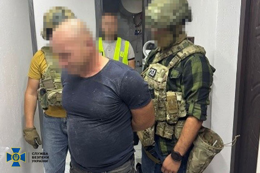 Затримано «екссмотрящого» за Оленівською колонією та його спільників, які тероризували декілька регіонів України. Фігуранти вимагали гроші з підприємців під виглядом повернення неіснуючих боргів. У разі відмови платити «данину» – рекетири погрожували фізичною розправою потерпілим та їхнім родичам