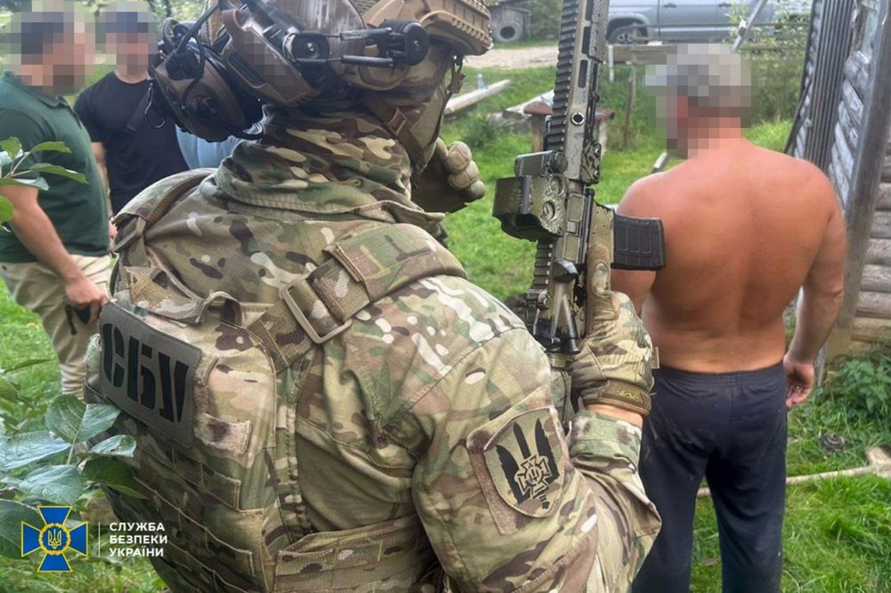 "Смотрящі" за містами Дніпропетровщини і Прикарпаття та "екссмотрящій" за Оленівською колонією - затримано зухвалу банду (фото)