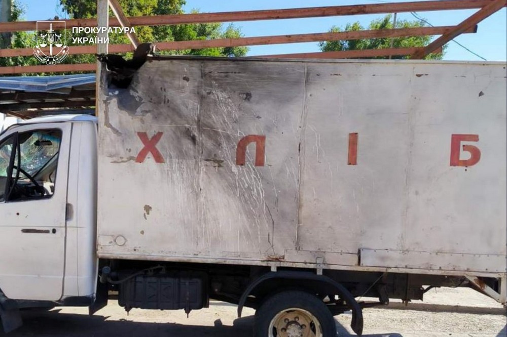 Ворог вдарив по хлібовозці, є жертва і багато поранених, серед них поліцейський: терор на Нікопольщині не вщухає 1 Ворог вдарив по хлібовозці, є жертва і багато поранених, серед них поліцейський: терор на Нікопольщині не вщухає
