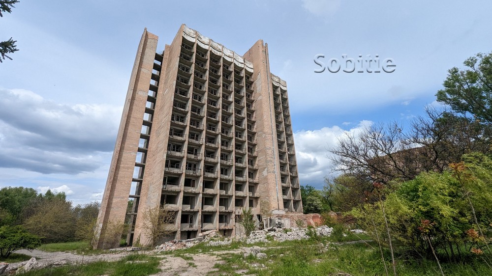 Підліток зірвався з будівлі покинутого санаторію на Дніпропетровщині і загинув – ЗМІ